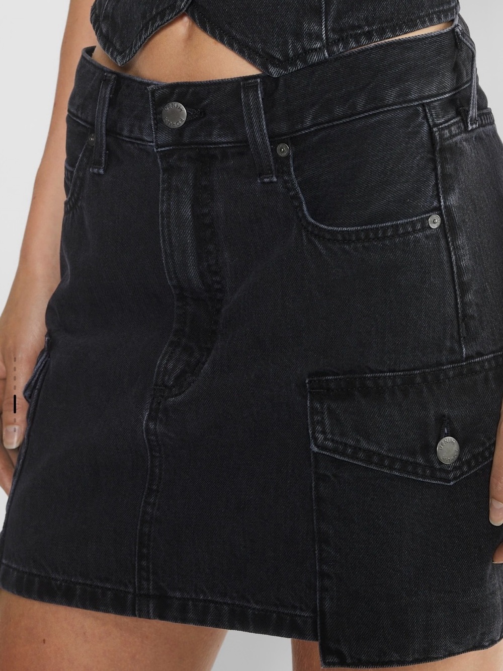 Denim Forum The 90s Mid-Rise Cargo Mini Skirt